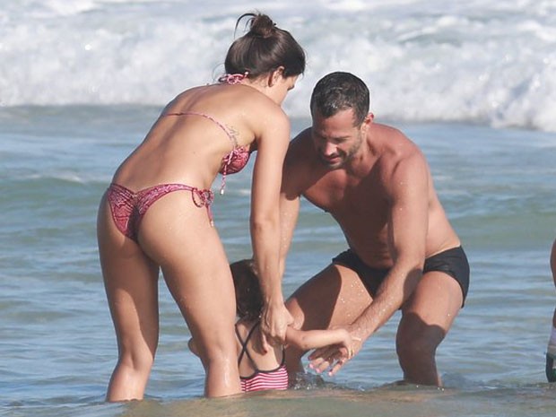Malvino Salvador e Kyra Gracie com a filha, Ayra, em praia na Zona Oeste do Rio (Foto: Ag. News)