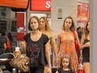 Luiza Valdetaro passeia no shopping com a filha, Maria Luiza