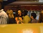 Juliana Alves curte noite fria abraçada com o namorado em bar do Rio
