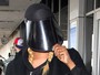 Laverne Cox aparece com look bizarro em aeroporto de Los Angeles