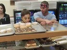 Ariana Grande e o namorado lambem - e não compram! - donut em padaria