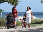 Vanessa Lóes veste camisa rubro-negra e leva filhos para passear