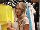 Adriana Sant'Anna escolhe top para dia de compras e mostra barriguinha