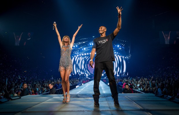 Taylor Swift com Kobe Bryant em show em Los Angeles (Foto: Christopher Polk / GETTY IMAGES NORTH AMERICA / AFP)