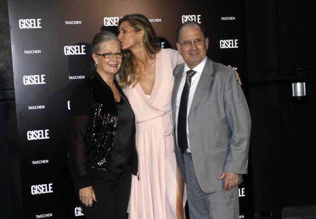 Gisele Bündchen e os pais (Foto: Celso Tavares/EGO)