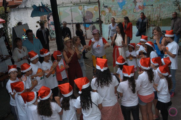 Jennifer Pamplona durante ação na ONG Florescer (Foto: Silvio Martins/Divulgação)