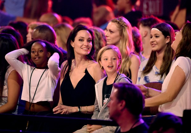 Angelina Jolie com as filhas Zahara e Shiloh no Kids Choice Awards (Foto: AFP)