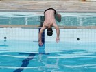 Campeão olímpico americano Michael Phelps mostra talento nas piscinas para crianças de favela 