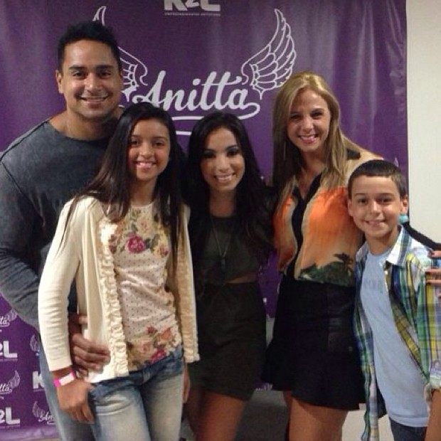 Carla Perez e Xanddy com os filhos Camilly Victória e Victor Alexandre e a cantora Anitta em show no Rio (Foto: Instagram/ Reprodução)