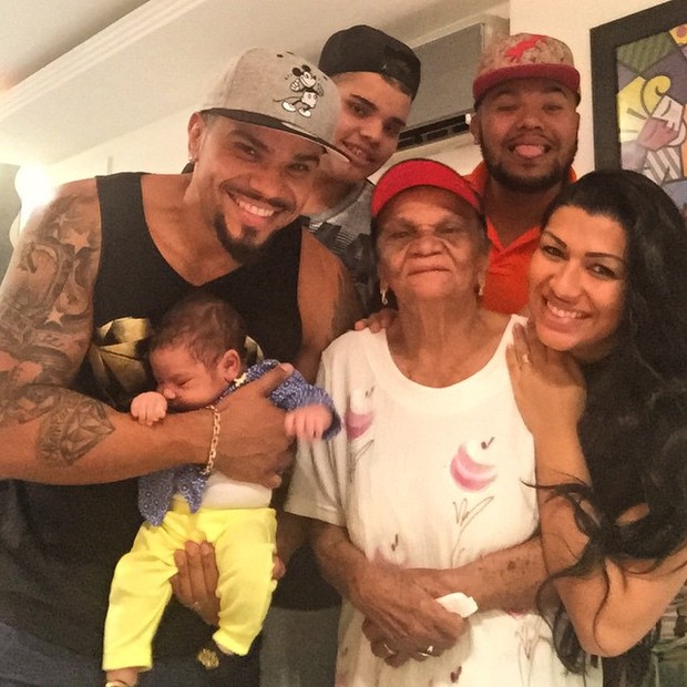 Naldo posa com a família (Foto: Instagram / Reprodução)