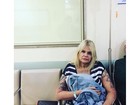 Monique Evans posta foto no hospital e diz que dengue dura mais de um mês