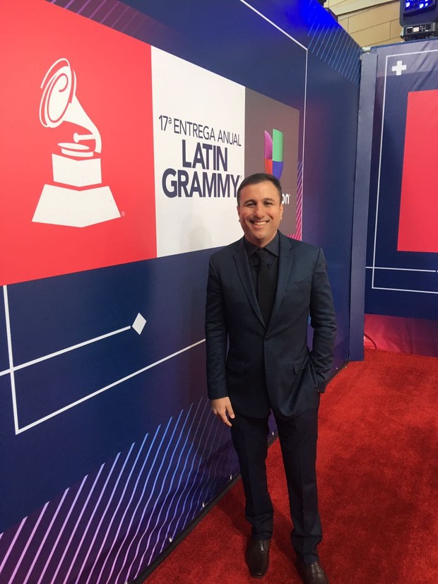 DJ Tubarão no Tapete Vermelho do Grammy Latino (Foto: Débora Figueira / Divulgação)