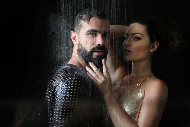 Laura Keller e Jorgem Sousa posam para ensaio sexy (Foto: Glauber Bassi / Divulgação)