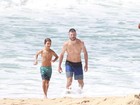 Rodrigo Hilbert curte praia com o filho no Rio de Janeiro