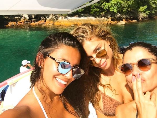 Grazi Massafera e Anna Lima aproveitam passeio de barco (Foto: Instagram / Reprodução)