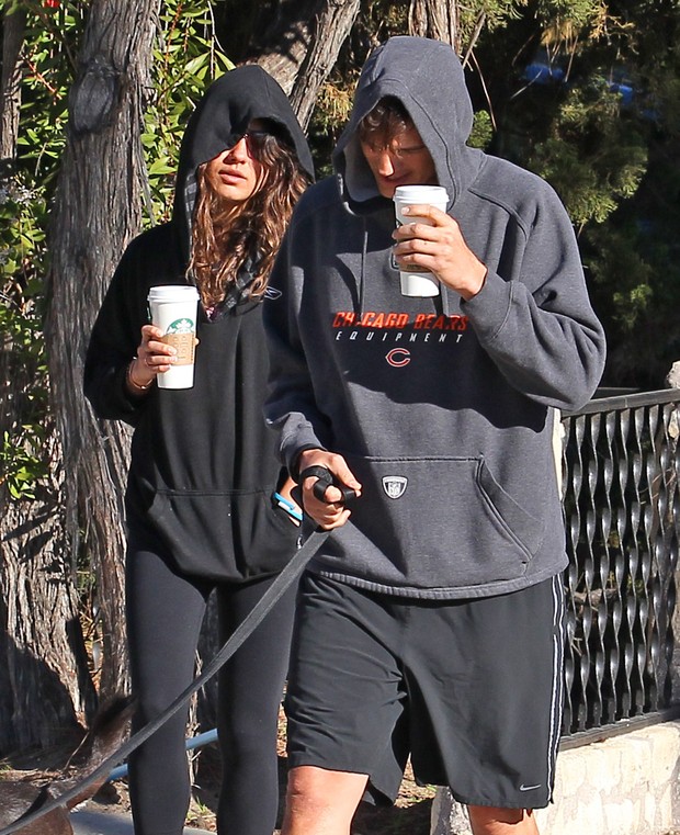 Ashton Kutcher e Mila Kunis passeiam com cachorro em Los Angeles, nos Estados Unidos (Foto: Grosby Group/ Agência)