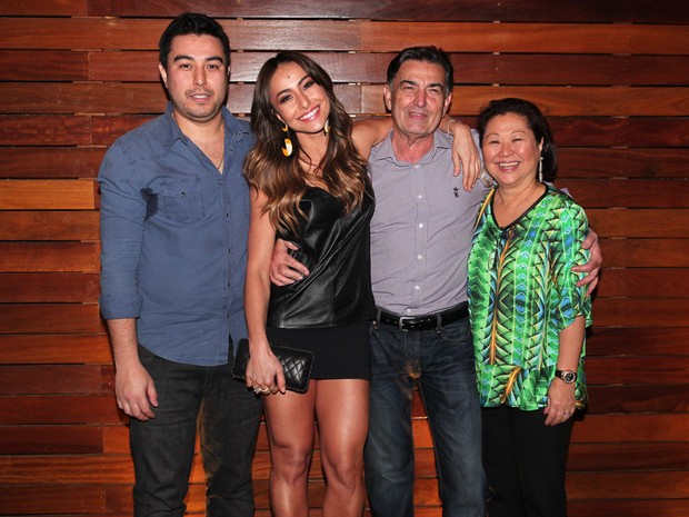 Sabrina Sato com a família no aniversário do o irmão Karin Sato em restaurante em São Paulo (Foto: Manuela Scarpa e Marcos Ribas/ Foto Rio News)