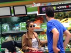 Nanda Costa faz compras em Ipanema, no Rio