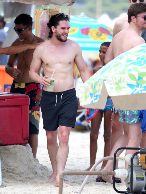 Kit Harington bebe caipirinha (Foto: André Freitas e Gabriel Reis / AgNews)