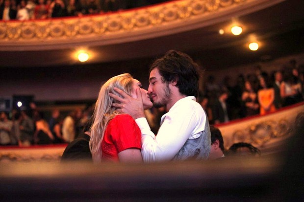 Isabelle Drummond beija Tiago Iorc em prêmio (Foto: Thyago Andrade/ Foto Rio News)