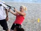 Com as filhas, Samara Felippo se exercita na praia