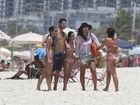 Débora Nascimento e José Loreto curtem tarde na praia juntinhos
