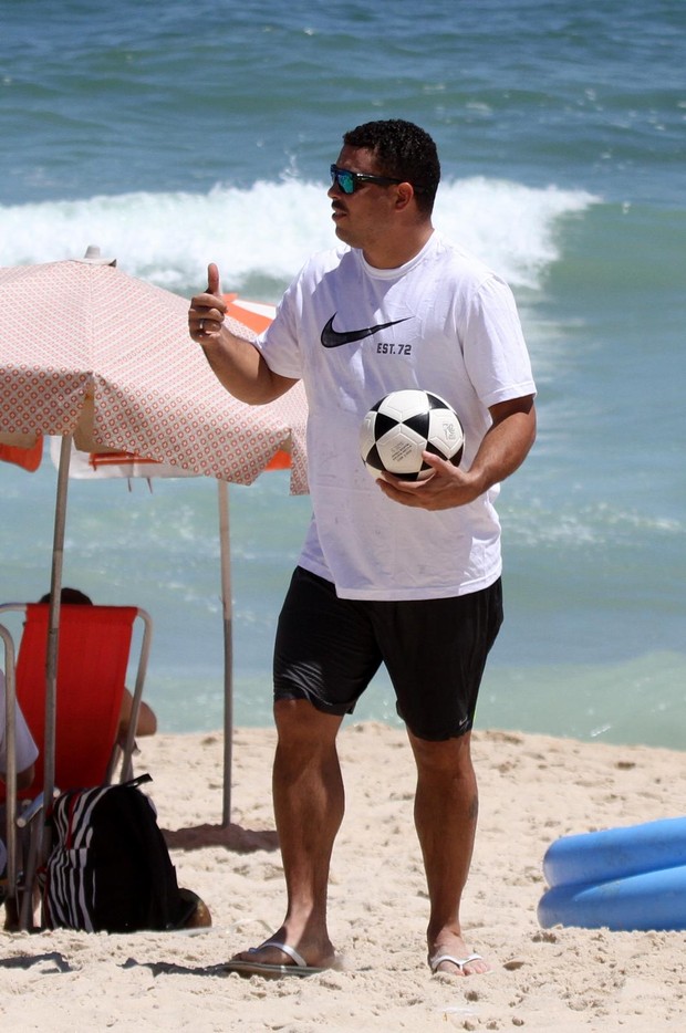 Ronaldo na praia (Foto: André Freitas / AgNews)
