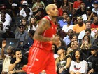 De shortinho, Rihanna assiste ao ex Chris Brown jogar basquete