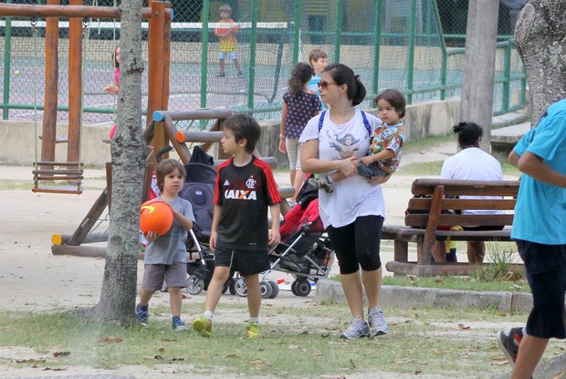 Sandra Delgado, mulher de Wagner Moura com os filhos (Foto: JC pereira/Agnews)