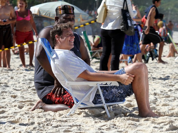 Fábio Porchat gravando na praia de Ipanema, RJ (Foto: Wallace Barbosa/AgNews)