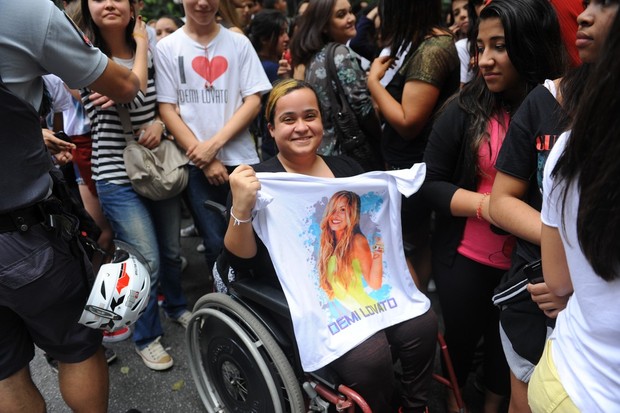 Fãs de Demi Lovato em SP (Foto: Francisco Cepeda / AgNews)