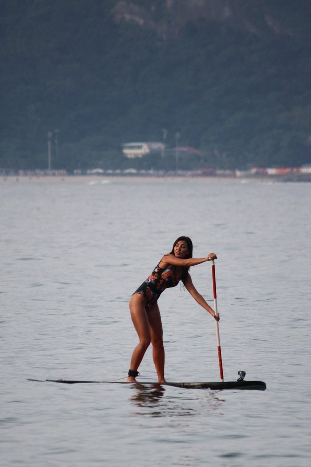 Letícia Wiermann, filha de Datena, na praia (Foto: Fabio Moreno/Gil Rodrigues/Photo RioNews)
