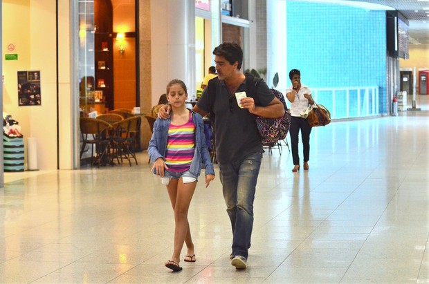 Junno Andrade embarca com a filha em aeroporto  (Foto: William Oda / Agnews)