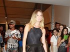 Letícia Birkheuer usa look ousado e com superfenda no Fashion Rio
