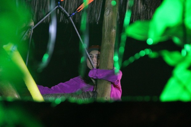 Giovanna Antonelli se agarra em poste de madeira para não cair (Foto: Rodrigo dos Anjos/Ag News)