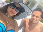 Thammy Miranda curte dia de piscina com a namorada, Andressa Ferreira