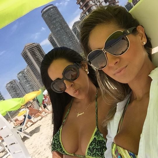 Mayra Cardi e amiga na praia (Foto: Instagram / Reprodução)