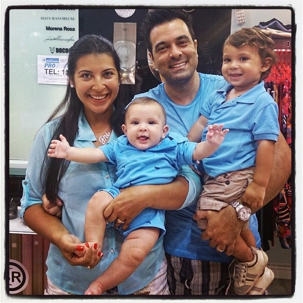 Priscila Pires com a família (Foto: Instagram / Reprodução)