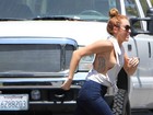 Traída por blusa decotada, Miley Cyrus quase deixa seio à mostra