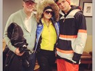 Paris Hilton se prepara para esquiar com o pai e o namorado