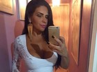 Solange Gomes usa vestido decotado e 'farol aceso' chama atenção