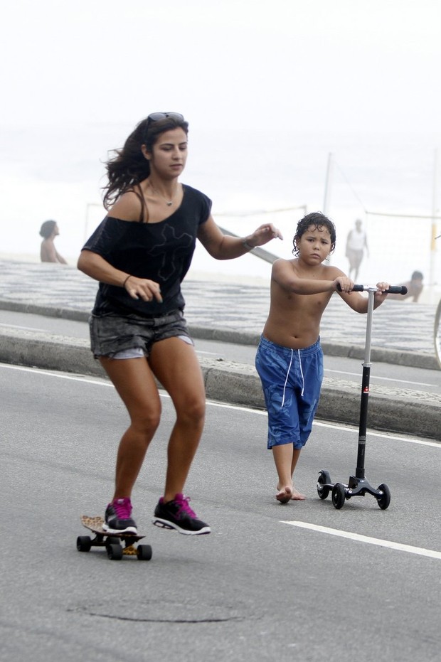 Paula Morais e o filho de Ronaldo (Foto: Gil Rodrigues/Fotorio News)