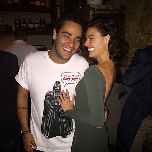 Isis Valverde com amigo em festa em Nova York, nos Estados Unidos (Foto: Instagram/ Reprodução)