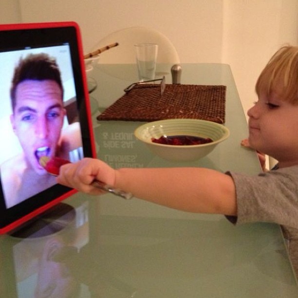 Guy "dando comida" para o namorado da mãe (Foto: reprodução/instagram)