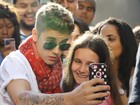 Justin Bieber faz 'selfie' com fã em porta de hotel