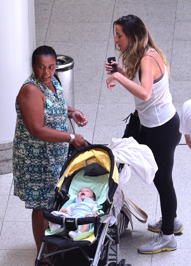 Luciano Szafir, esposa e filho no aeroporto (Foto: William Oda / Agnews)