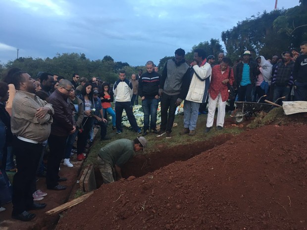 Mário Sérgio, do Fundo de Quintal, é enterrado (Foto: Marília Neves/EGO)