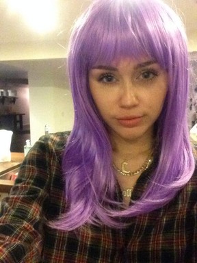 Miley Cyrus experimenta peruca (Foto: Twitter/ Reprodução)