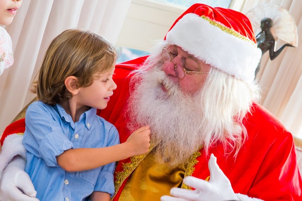 Vittorio puxa a barba do Papai Noel para ver se é de verdade (Foto: Manuela Scarpa/Brazil News)