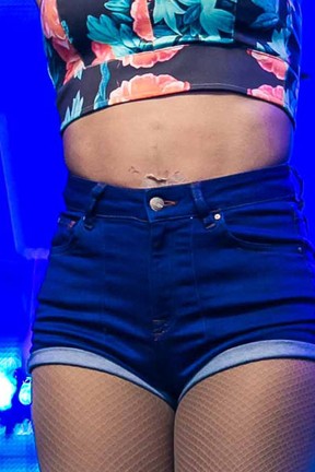 Detalhe da barriga de Anitta durante show em parque aquático no Rio (Foto: Marcos Samerson / Agência We love Photo!/ Divulgação)